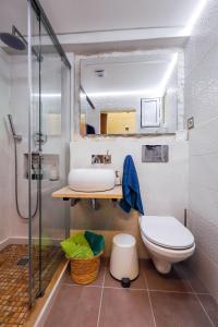 アルブフェイラにあるCasa do Salのバスルーム(トイレ、洗面台、シャワー付)