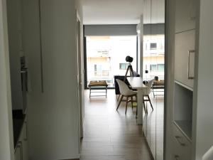 een hal met een tafel en stoelen in een kamer bij Up iConik in Aveiro