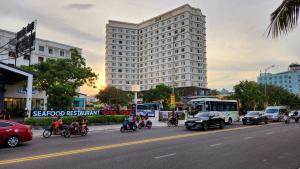 un grupo de personas en motocicleta en una calle de la ciudad en GOLD VILLA Apartment, en Da Nang