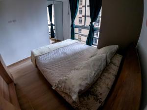 Cama en habitación con ventana en Cómodo apartamento tipo Loft en centro de Bogotá 5 en Bogotá