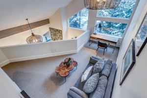 惠斯勒的住宿－Snowy Creek 03，客厅享有高空美景,配有沙发和桌子