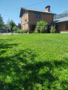 una casa con un gran patio de césped verde en Brisas del Sur, en El Bolsón