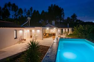 a backyard with a swimming pool and a house at Monte Esmeralda in São Luis
