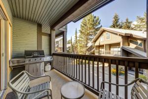 un balcón con 2 sillas y una parrilla en una casa en Snowy Creek 14 en Whistler