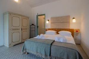 1 dormitorio con 2 camas y almohadas blancas en Monte Esmeralda en São Luis