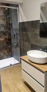 Un baño con lavabo y ducha en Home sweet home san siro, en Milán