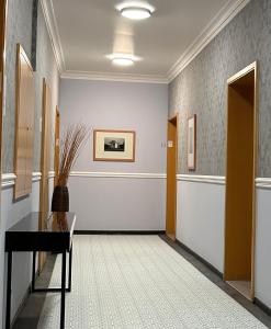 卡塞爾的住宿－威廉選帝侯大街貝斯特韋斯特酒店，走廊上,房间的门和椅子