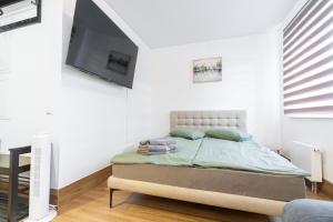 Łóżko lub łóżka w pokoju w obiekcie Cozy&Chic - A modern apartment in the new city centre