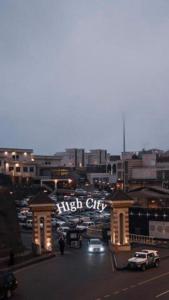 - une vue sur un parking avec une grande ville dans l'établissement فلل المدينة العالية الجديدة High City Villa VIP, à Abha