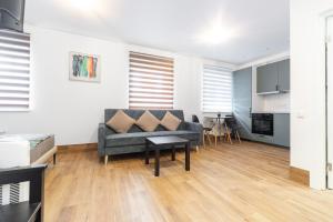 Uma área de estar em Cozy&Chic - A modern apartment in the new city centre