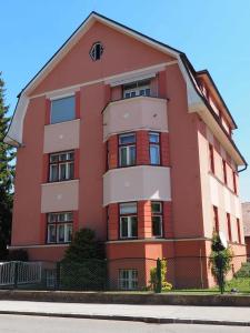 クラーゲンフルトにあるRizzi Hausの赤白の建物