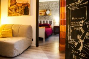 ローマにあるCasa Federico - beauty apartment with wonderful terraceのリビングルーム(ソファ、チョークボード付)