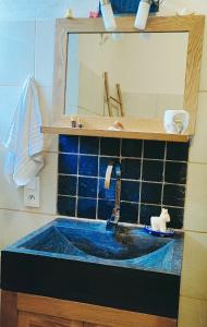 a bathroom with a sink and a mirror at Chambres d'hôtes dans Mas avec jardin en bord de rivière in Saumane