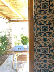 una mesa con una maceta en la pared en Masseria Usamborgia, en Noto