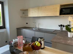 a kitchen with a bowl of fruit on a table at Casetta Mary in Bellagio