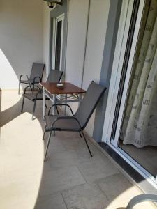 deux chaises et une table sur un balcon dans l'établissement ARTEMIS Studios & Apartments Sidari, à Sidari 45 autres photos