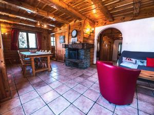 salon ze stołem i kominkiem w obiekcie Appartement rénové dans chalet savoyard - proche des pistes, balcon, animaux admis - FR-1-502-355 w mieście Tignes +8 zdjęć