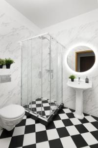 La salle de bains est pourvue d'une douche, de toilettes et d'un lavabo. dans l'établissement Movo II Old Town Apartments, à Varsovie