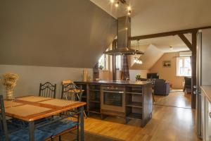 een keuken en een woonkamer met een tafel en een fornuis bij Aisa Family Apartment with Sauna in Pärnu