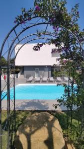 - Vistas a la piscina a través de un arco en Casa Del Sol Portoroz, en Portorož
