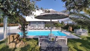 Casa con piscina y sombrilla en Casa Del Sol Portoroz, en Portorož