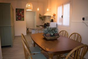 a kitchen and dining room with a wooden table and chairs at Peonias in Carhué