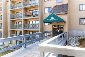 un bâtiment avec une passerelle devant un bâtiment dans l'établissement Mountain Green, Condos at Killington, à Killington