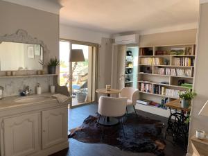 cocina con fregadero y mesa en una habitación en Les Trois soleils, en Roquebrune-sur-Argens