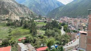 una ciudad en un valle con montañas en el fondo en Hostal Tambo Alto en Churín
