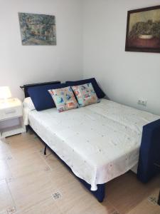 una camera con un letto di Estudio Guayaba cerca a la playa! a El Puerto de Santa María