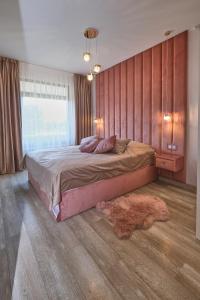 1 dormitorio con cama grande y ventana grande en Apartamenty Jasny Brzeg, en Władysławowo