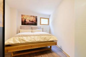 a bedroom with a bed and a painting on the wall at Ferienwohnung Ivanka mit Garten in Schliersee
