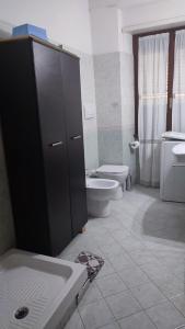 uma casa de banho com um WC e um lavatório em Montagnola House em Roma