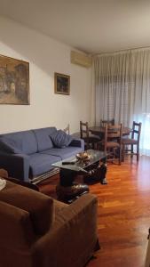 uma sala de estar com um sofá e uma mesa em Montagnola House em Roma