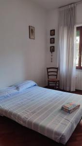 uma cama grande num quarto com uma janela em Montagnola House em Roma
