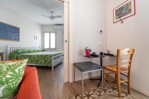 una camera con letto, tavolo e sedia di La Rovettina Pet friendly house a Salò