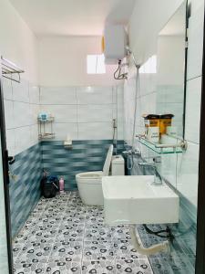 ein Bad mit einem Waschbecken und einem WC in der Unterkunft Pết house Mộc Châu in Mộc Châu