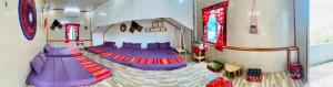 einen Blick über einen Raum mit lila Tischen in der Unterkunft Pết house Mộc Châu in Mộc Châu
