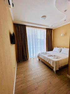 pokój hotelowy z łóżkiem i dużym oknem w obiekcie Hotel Albatros w mieście Ureki