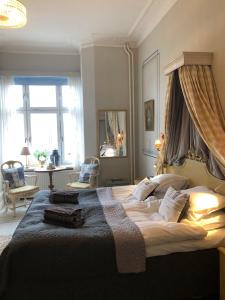 1 dormitorio con 1 cama grande en una habitación en Strand Hotel, en Norrköping