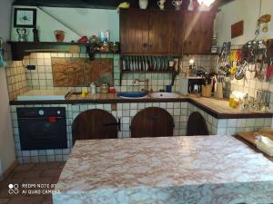 - une cuisine avec des placards en bois et un comptoir dans l'établissement chalet la vigna, à Scurcola Marsicana