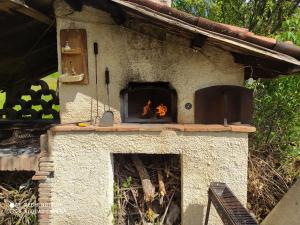 un forno di mattoni con un fuoco dentro di Casale Mancini a Scurcola Marsicana