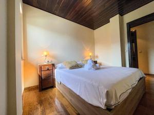 um quarto com uma cama grande e 2 candeeiros em El Mirador de La Molina em La Molina