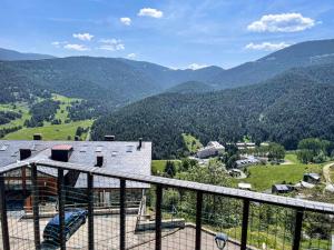 desde el balcón de una casa con vistas a las montañas en El Mirador de La Molina en La Molina