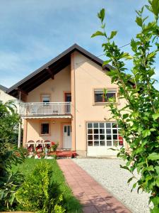 een huis met een balkon en een patio bij Holiday Home Mirza in Sarajevo