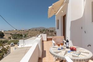A balcony or terrace at Naxian White House In Glinado