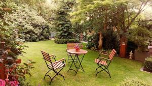 una mesa y cuatro sillas en un patio en Gastehaus HH- Winterhude en Hamburgo