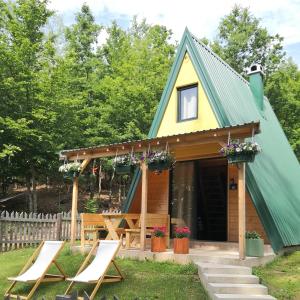 una casa pequeña con techo verde en Koliba Pčelica 2, en Bijelo Polje