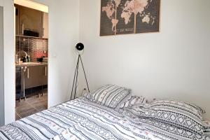 1 dormitorio con 1 cama y un mapa en la pared en On Stage - Appartement pour 3 personnes, en Ivry-sur-Seine