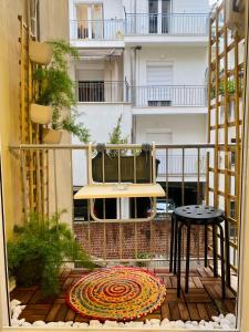 uma vista para um pátio com uma mesa e um tapete em Vivian's cozy apartment em Lárissa